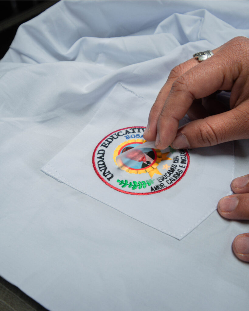 Uniforme escolar con bordado y DTF