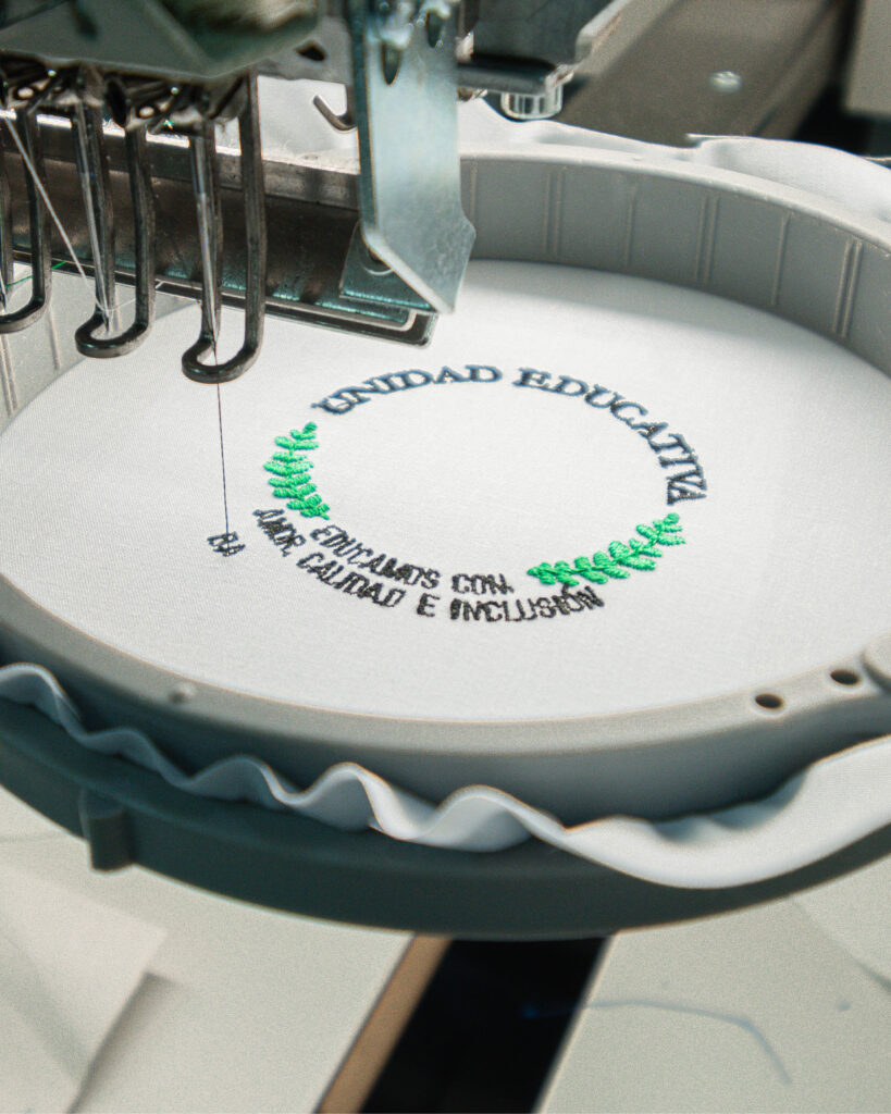 Bordado de uniformes escolares